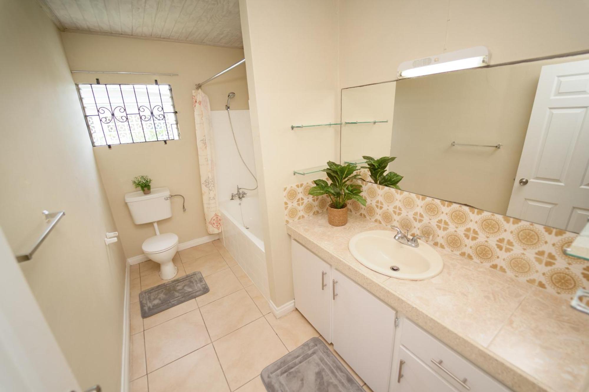 Spacious 3-Bedroom Home - Regency Park Bridgetown Exterior foto